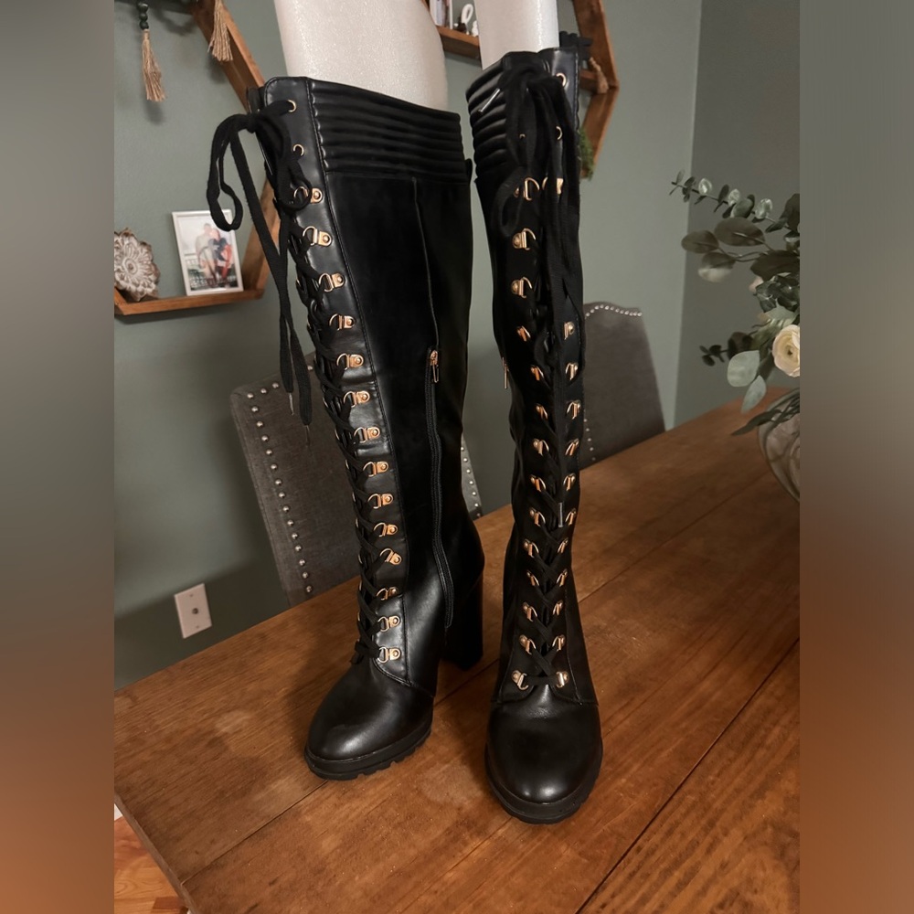 EUC Size 9 knee high lace up boots